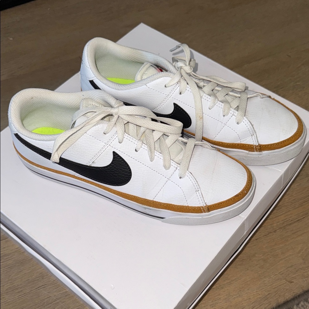 Nike White and Black Sneakers